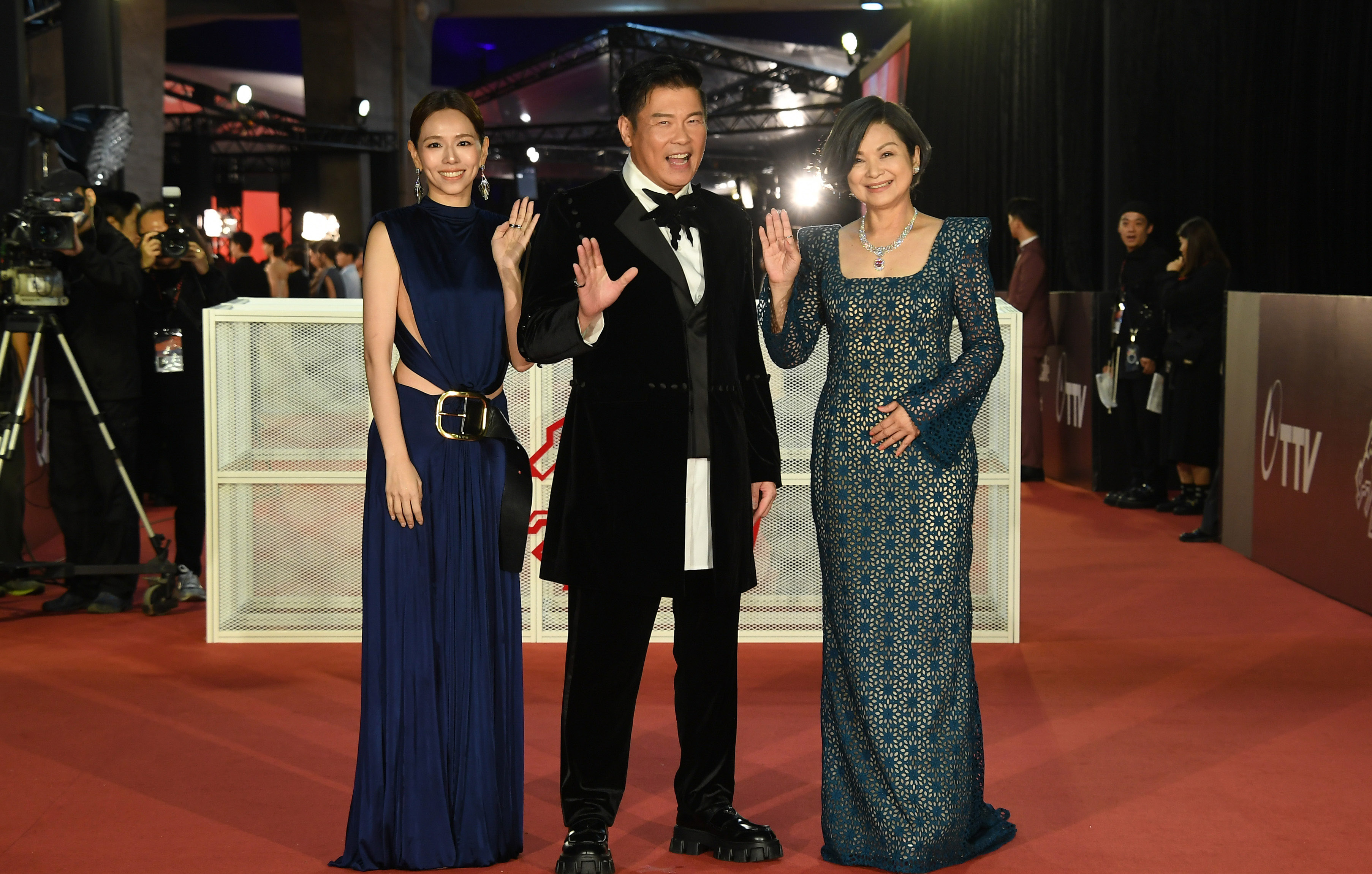 第61屆金馬獎星光大道23日在台北流行音樂中心登場，入圍影人與頒獎人陸續走上紅毯。左起為《小雁與吳愛麗》入圍者夏于喬、曾國城、楊貴媚。(金馬執委會提供)