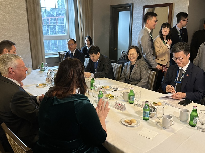 前總統蔡英文與英國保守黨議員、影子外交副大臣克恩斯(Alicia Kearns)，以及德國基民/基社聯盟(CDU/CSU)外交政策發言人哈特(Jurgen Hardt)和國家安全政策顧問史派克(Henning Speck)舉行會談。 (圖：中央社)