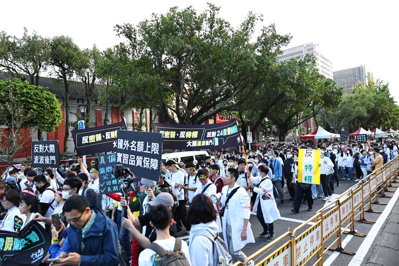 本土小牙醫聯盟「反密醫、反特權、反對24億假偏鄉計畫」遊行24日下午在立法院門口舉行。(圖：中央社)