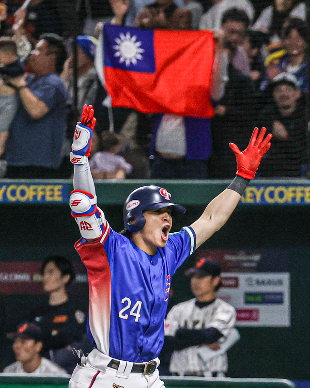 世界12強棒球賽台灣隊24日晚間在東京巨蛋與日本隊爭冠，台灣隊長陳傑憲5局上半成功轟出3分砲，擴大球隊領先，陳傑憲興奮吶喊。(圖：中央社)