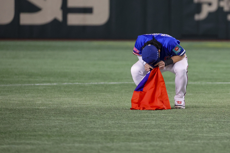 世界12強棒球賽24日冠軍戰，台灣隊最後以4比0擊敗日本、台灣隊長陳傑憲一度情緒激動到蹲坐在場地上無法起身。 (圖：中央社)