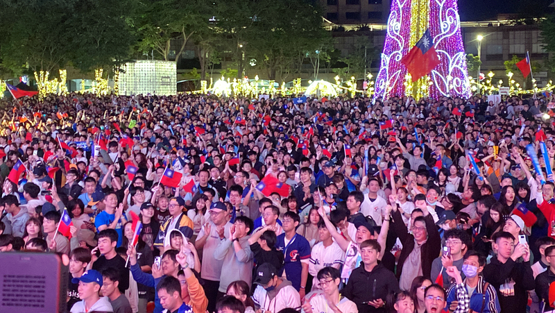 世界12強棒球賽，台灣隊24日擊敗日本隊奪得冠軍，新北市民廣場直播派對，大批球迷齊聲慶賀。(圖：中央社)