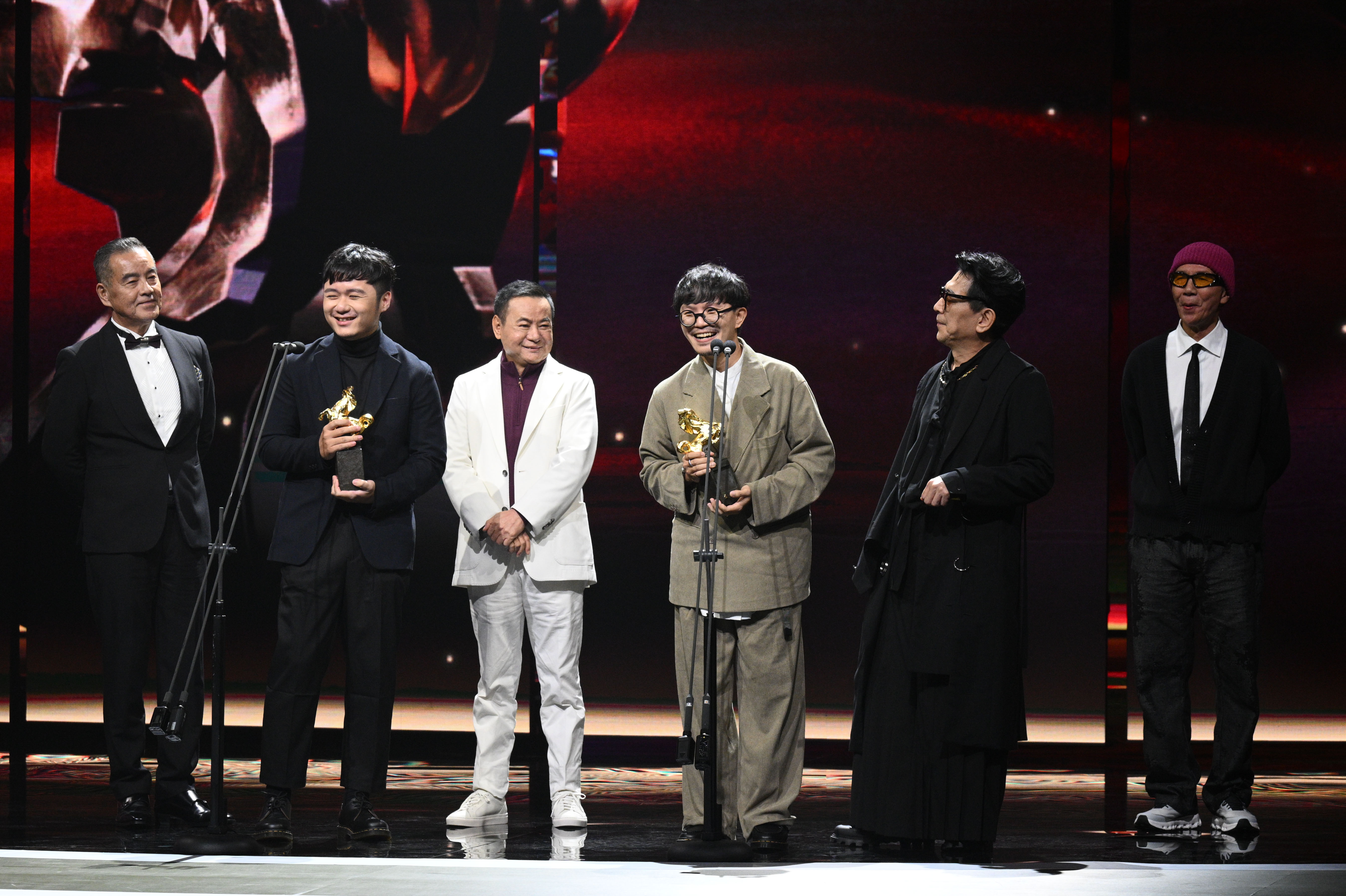 國片《鬼才之道》獲得金馬5項大獎，是最大贏家。圖為獲得最佳視覺效果的郭憲聰 (右3)、邱俊毅(左2)。(金馬執委會提供)