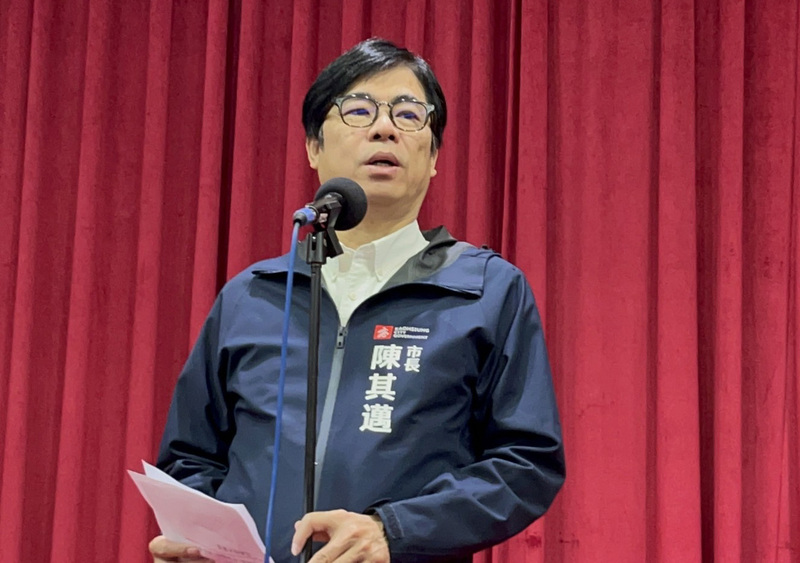 高雄市長陳其邁（圖）25日在高雄市議會媒體聯訪時，被問及前勞動部長許銘春事件是否讓民進黨高雄市長初選選情加溫。陳其邁回應，民進黨初選時間未定，而國民黨候選人幾乎定於一尊，民進黨人選當然越早決定越好。 (圖：中央社)