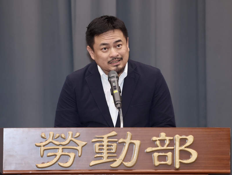 勞動部25日舉行部長交接典禮，新任部長由民進黨立委洪申翰接任，他致詞時承諾將改善勞動部成友善職場典範，找回社會信任並守護勞工權益。(圖：中央社)
