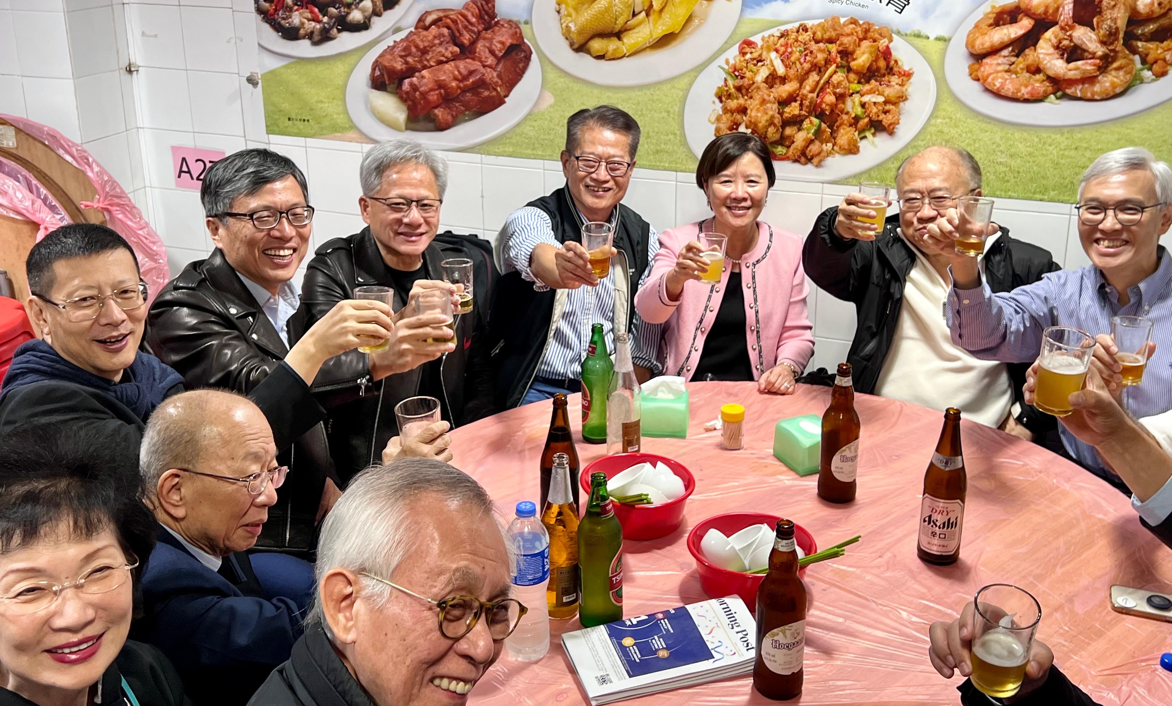 接地氣的黃仁勳（左3）這次到香港，跑到深水埗大排檔品嘗美食。(圖：取自港府財政司官網)