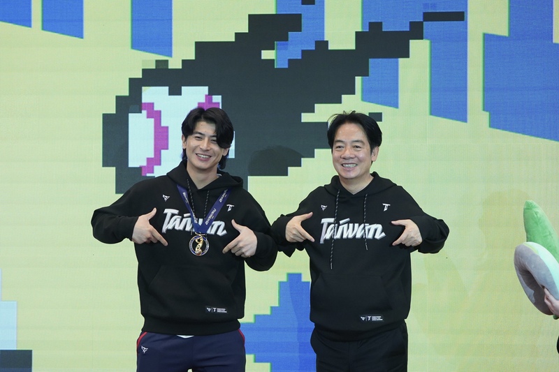 2024年世界棒球12強賽台灣隊奪冠，總統賴清德（右）26日在總統府接見代表隊成員，並與隊長陳傑憲（左）一同比出招牌動作。 (圖：中央社)