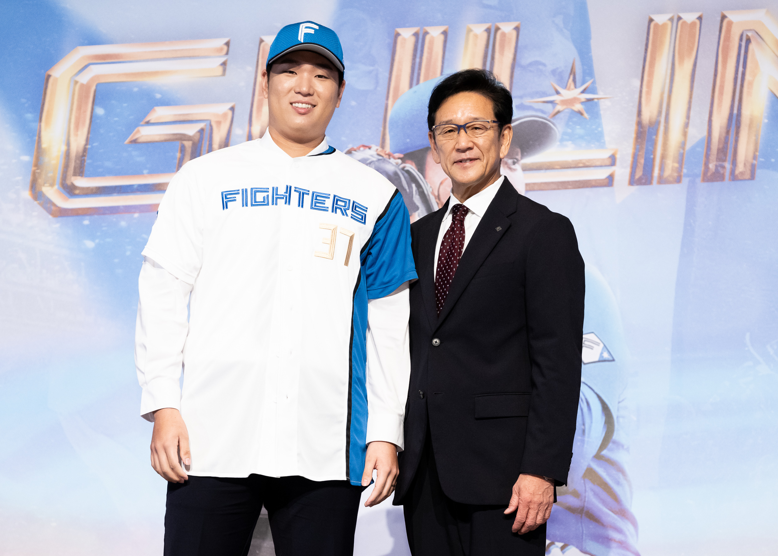 日本職棒北海道日本火腿鬥士隊今天(26日)為球員古林睿煬舉行加盟記者會，火腿隊球團棒球總監栗山英樹(右)和古林睿煬(左)合影留念。(圖：啟程國際運動行銷)
