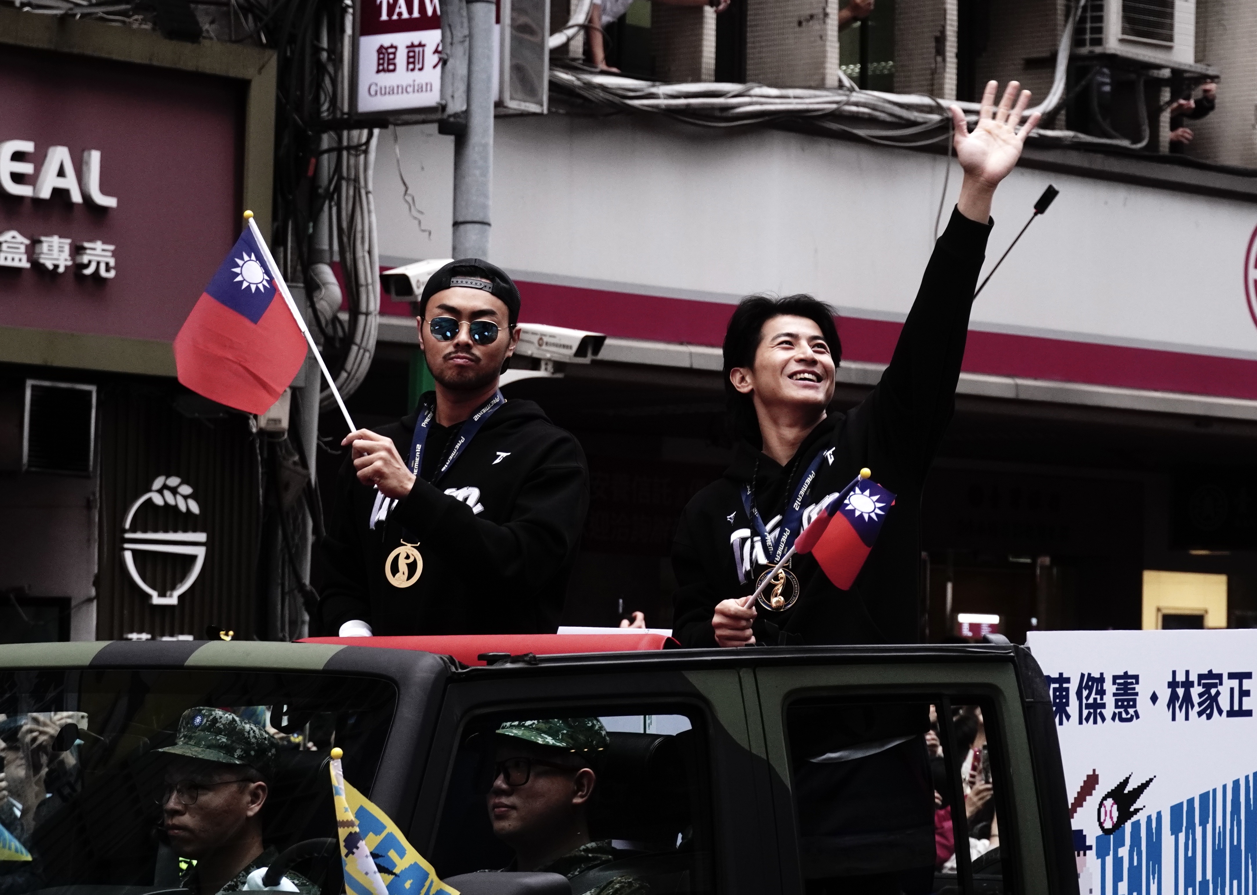 台灣隊拿下世界棒球12強賽冠軍，「棒球英雄 台灣尚勇」大遊行，台灣棒球全體團員受到民眾熱烈歡迎。圖為台灣隊長陳傑憲與鐵捕林家正。(讀者提供)