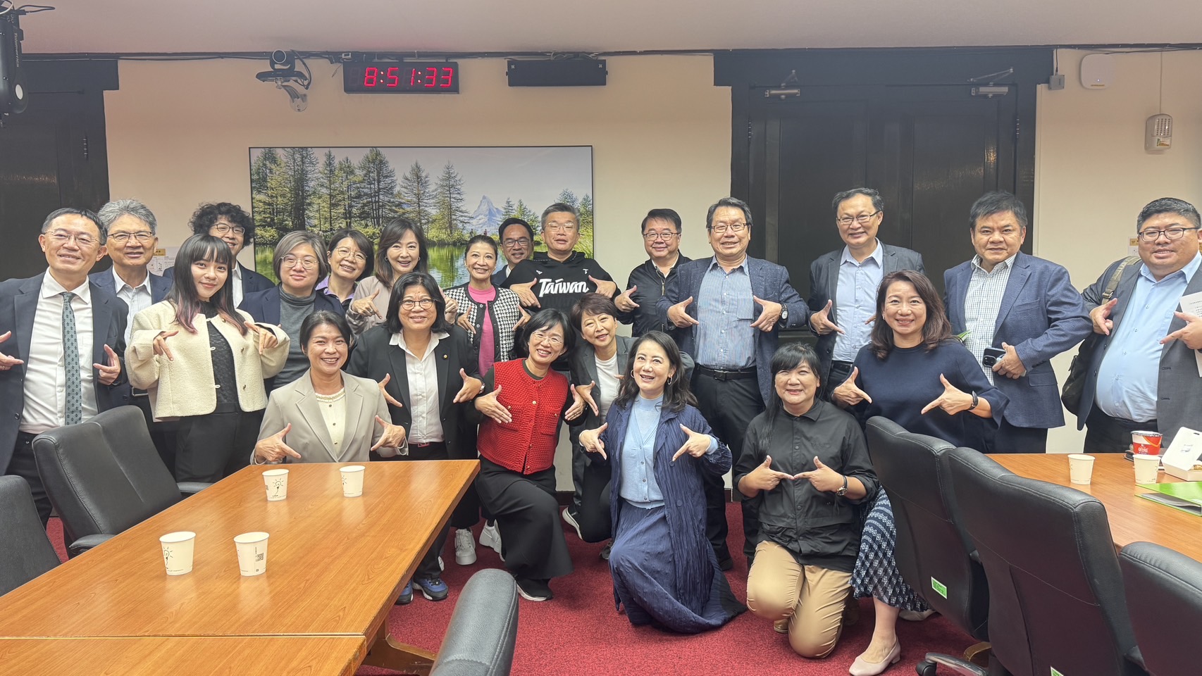 民進黨立委、中華職棒聯盟會長蔡其昌(圖中著Taiwan衣者)26日重回立院報到。(民進黨立法院黨團提供)