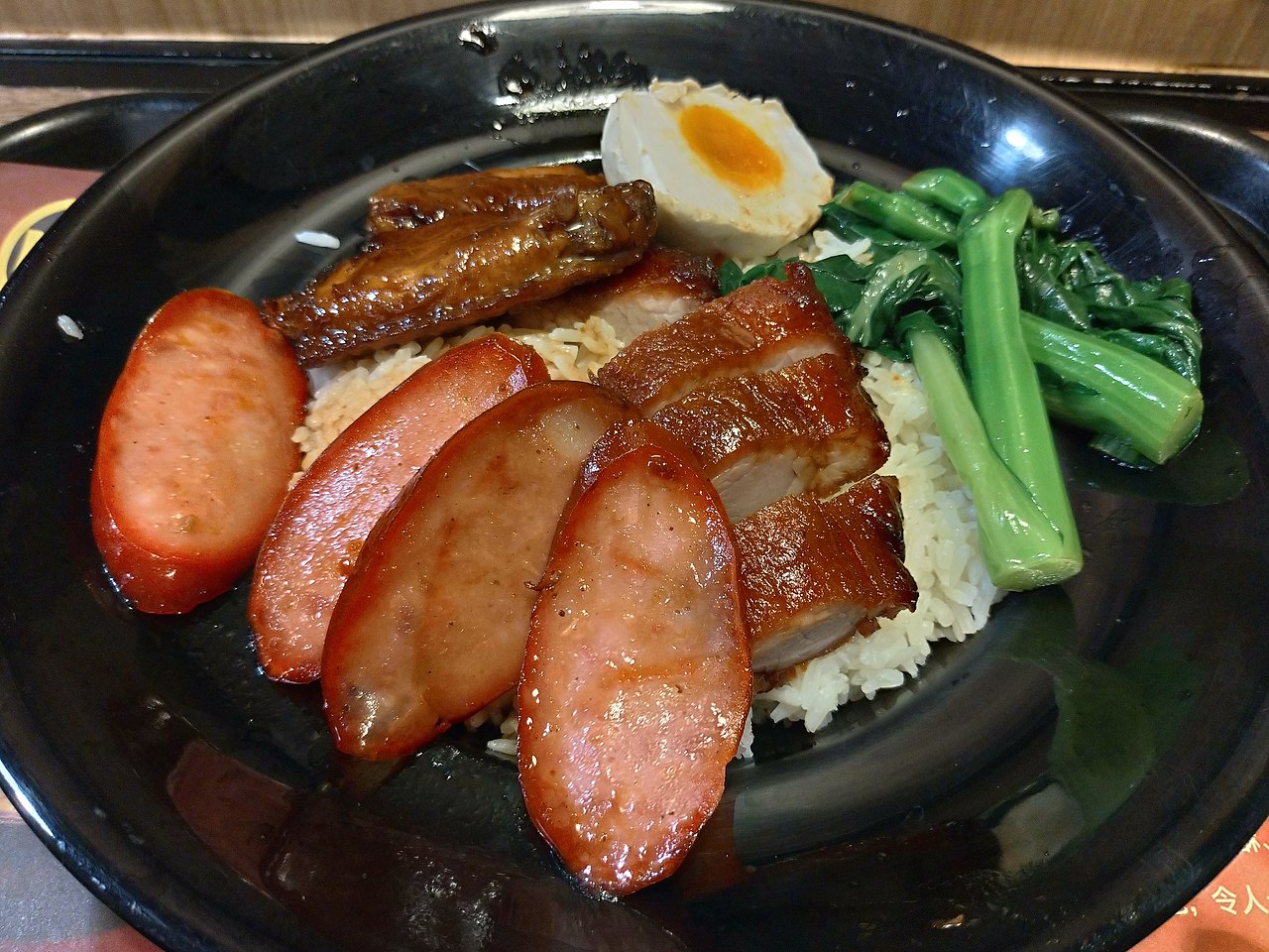 要在台灣找到香港地道美食，說難不難，說易卻算不上易。圖為港式鹹蛋三寶飯。(圖：維基百科)