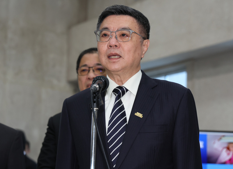 行政院長卓榮泰(前)感謝賴總統依照憲法所賦予的權責，邀請行政、立法、司法、考試、監察等5院進行院際會商，透過機制理性對話是在憲政基礎上促成真正朝野團結的契機。(資料照：中央社)