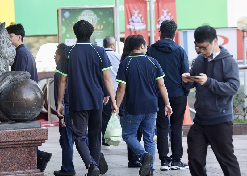 勞動部16日公布最新減班休息統計，這期人數大減307人。圖為台北市中正區新光大樓門口進出的上班族。資料照。(圖：中央社)