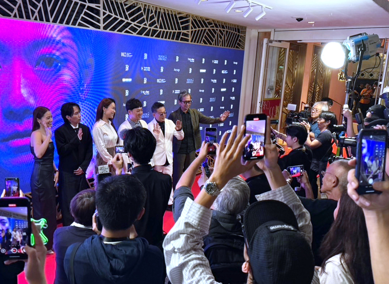 第35屆新加坡國際電影節28日登場，演員李康生（台上右2）等人走紅毯吸引當地媒體拍照。 (圖：中央社)