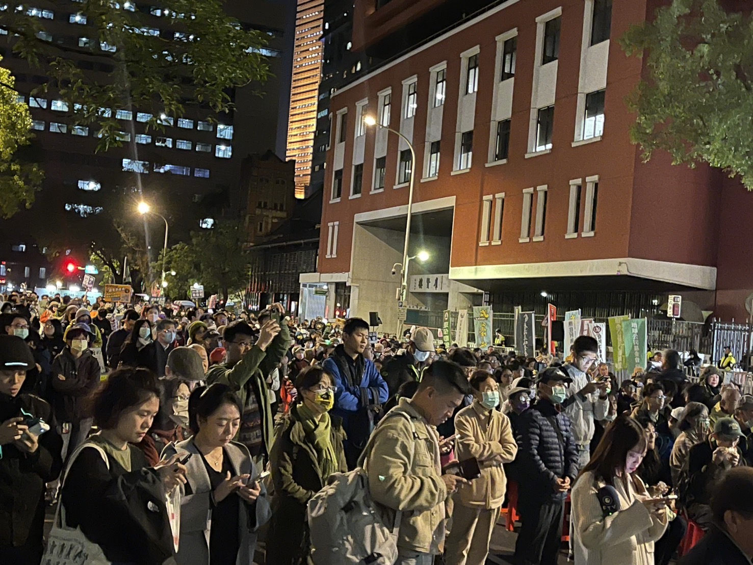 為防止立法院院會29日突襲變更議程處理憲訴法及選罷法，民團28日晚上號召青鳥重返立院活動。(鄭佑漢 攝)