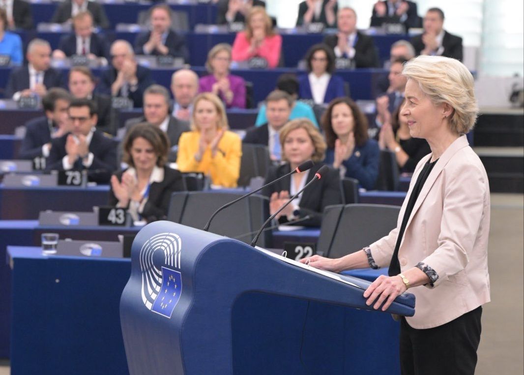 歐盟執委會主席范德賴恩27日在歐洲議會大會發表演。 (圖:@vonderleyen)