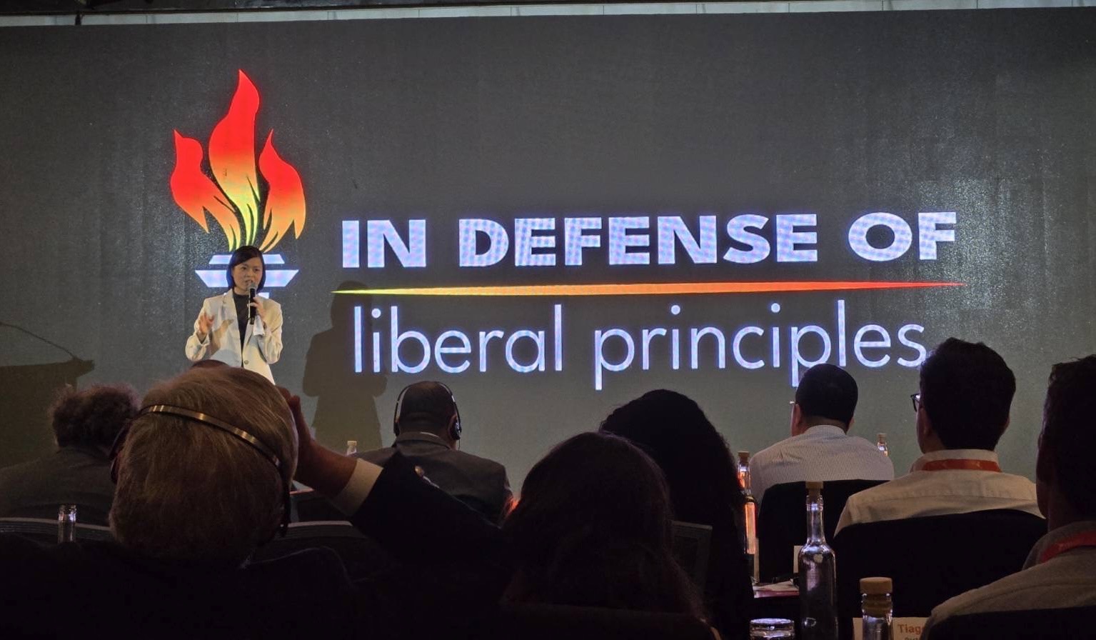 民進黨國際事務部副主任邱雯莉受邀於「自由派政府經驗分享」論壇發表演說分享台灣經驗。(圖：民進黨提供）