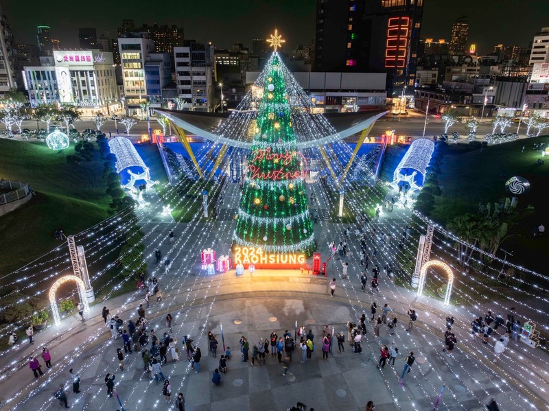 高雄市耶誕節系列活動開跑，市府在中央公園設置高達26公尺耶誕主燈「森之樹」，結合9大燈區打造過節氛圍，即日起點燈。（高雄市政府提供）中央社記者林巧璉傳真  113年11月30日 (圖：中央社)