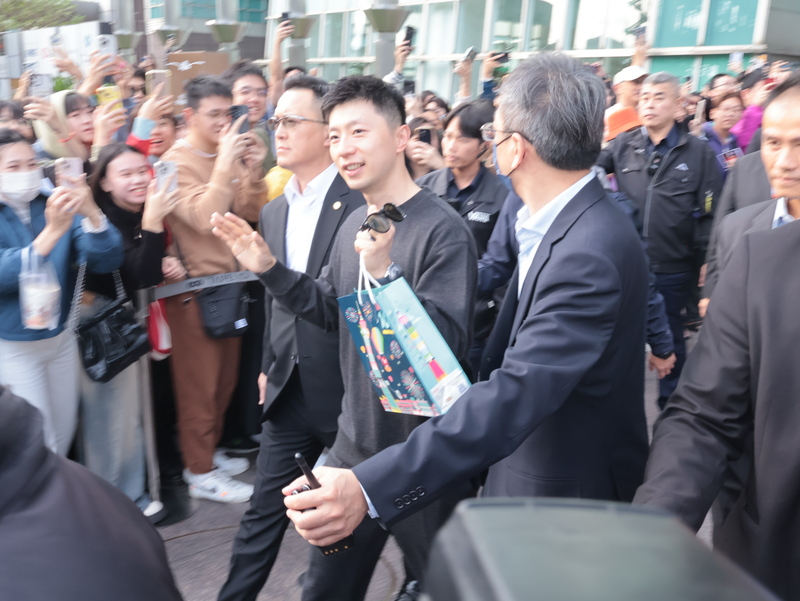 陸生團30日下午到訪台北101，奧運桌球金牌選手馬龍（中間持手提袋者）揮手與球迷致意。 (圖：中央社)