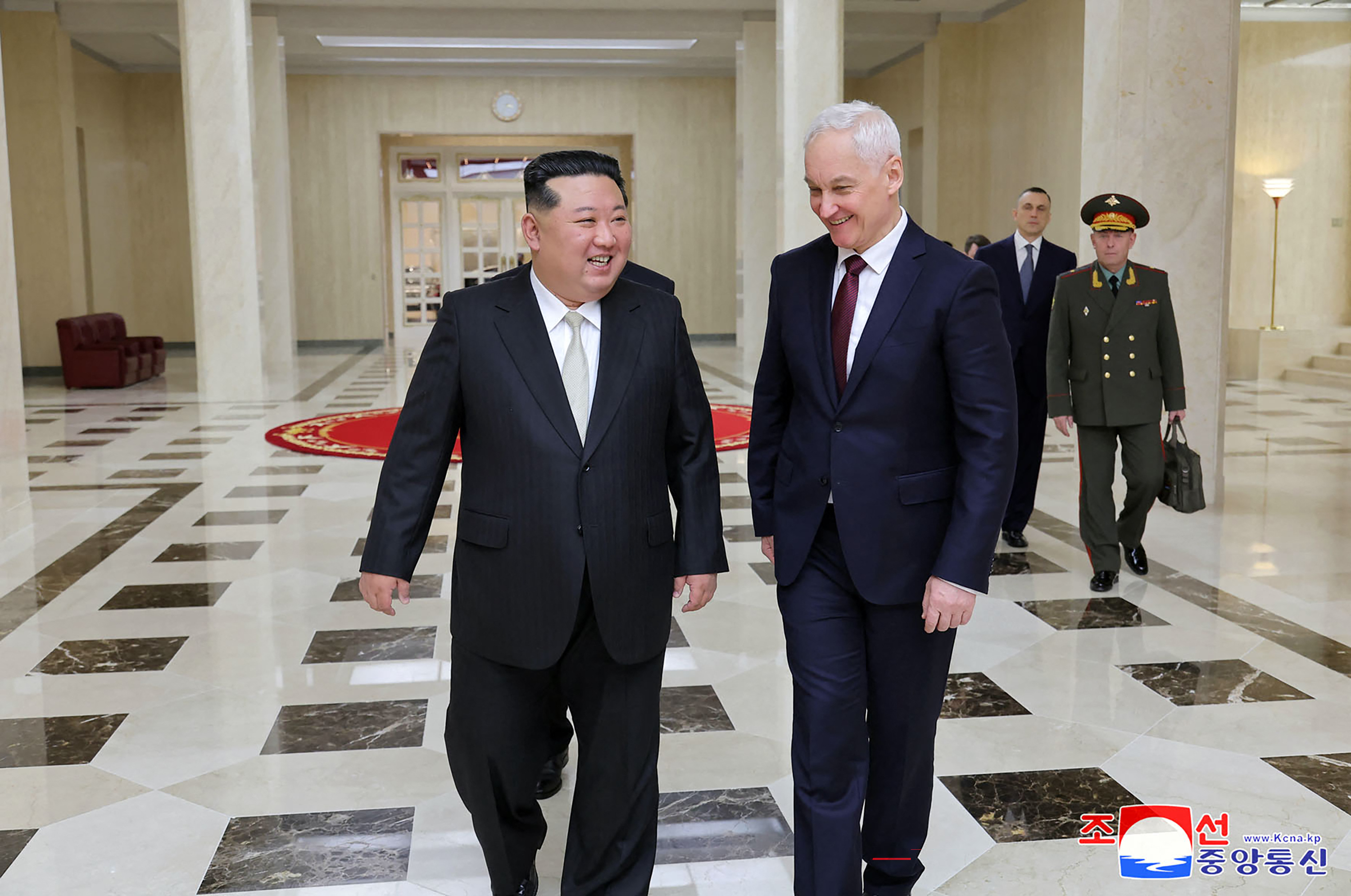 北韓領導人金正恩(Kim Jong Un)29日在平壤會見俄羅斯國防部長貝洛索夫(Andrei Belousov)。 (AFP)