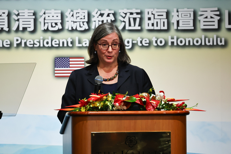 賴清德總統出訪太平洋3友邦並過境夏威夷，當地11月30日晚間舉辦僑宴歡迎賴總統，美國在台協會(AIT)執行理事藍鶯(Ingrid Larson)出席致詞。(圖：中央社)