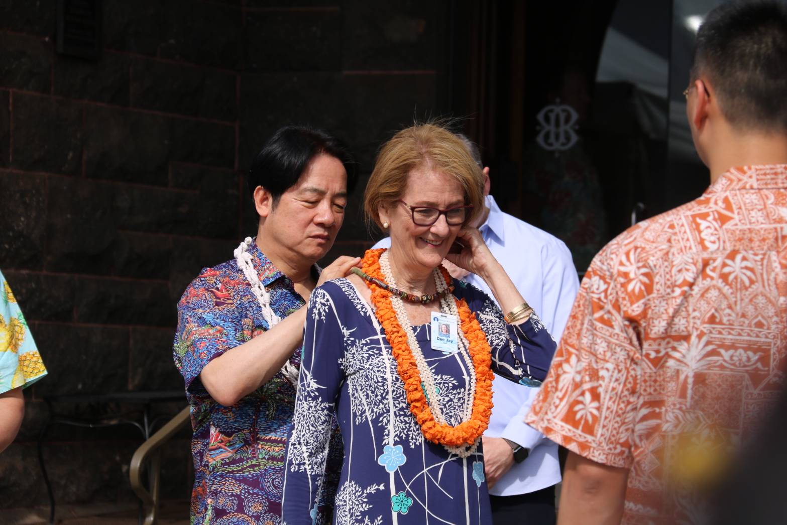 賴清德總統(左)過境夏威夷，到畢夏普博物館參訪，致贈館長梅勒(右)琉璃珠項鍊，並親自為其佩戴。(歐陽夢萍 攝)