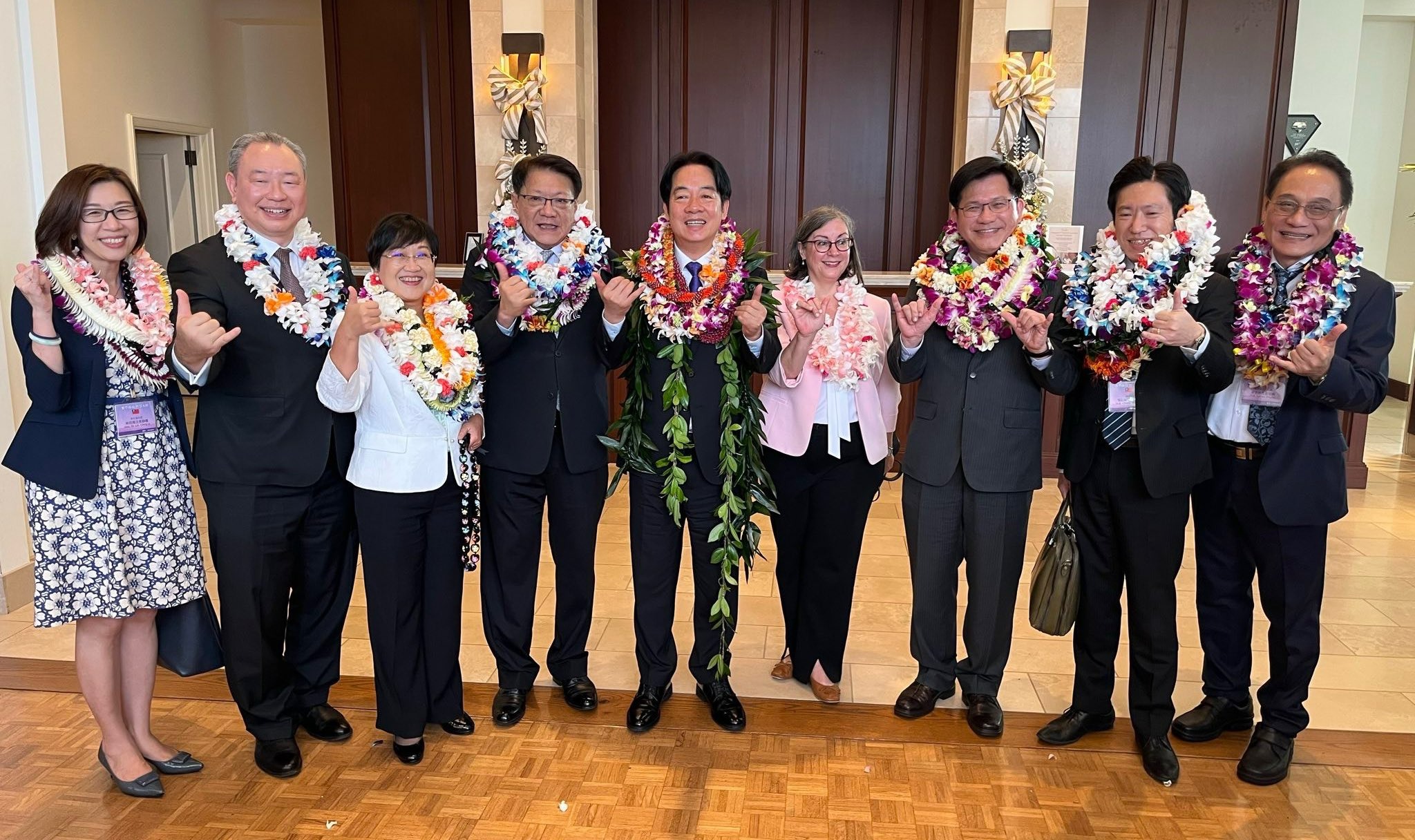 賴清德總統(中)首次出訪友邦，台北時間1日凌晨1時30分抵達過境地點夏威夷。(翻攝X平台Laura Rosenberger)