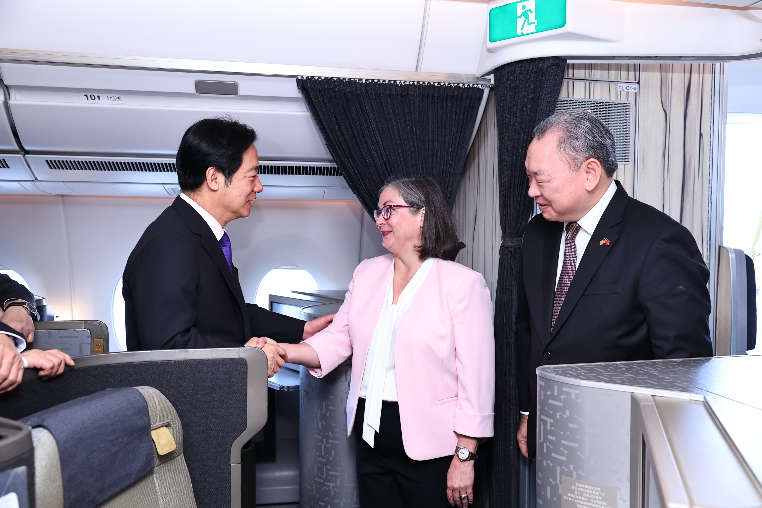 賴清德總統(左一)抵達過境地點夏威夷，美國在台協會執行理事藍鶯(右二)、駐美大使俞大㵢(右一)登機恭迎總統。(隨團媒體提供)