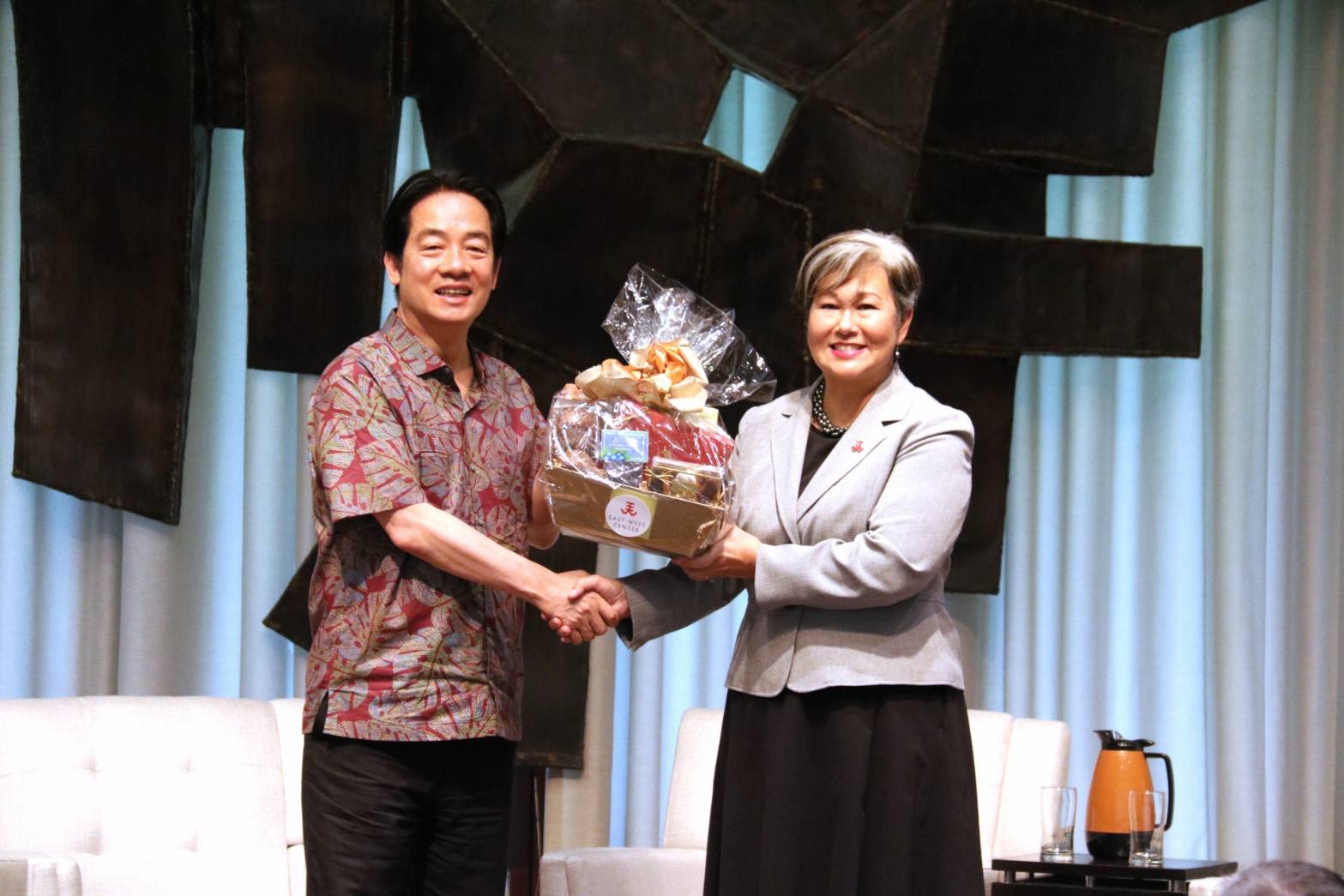 東西中心院長蘇珊妮(右)期待賴清德總統(左)到美國智庫東西中心發表演說，賴總統也在會前致贈台灣噶瑪蘭威士忌給蘇珊妮。(歐陽夢萍 攝)