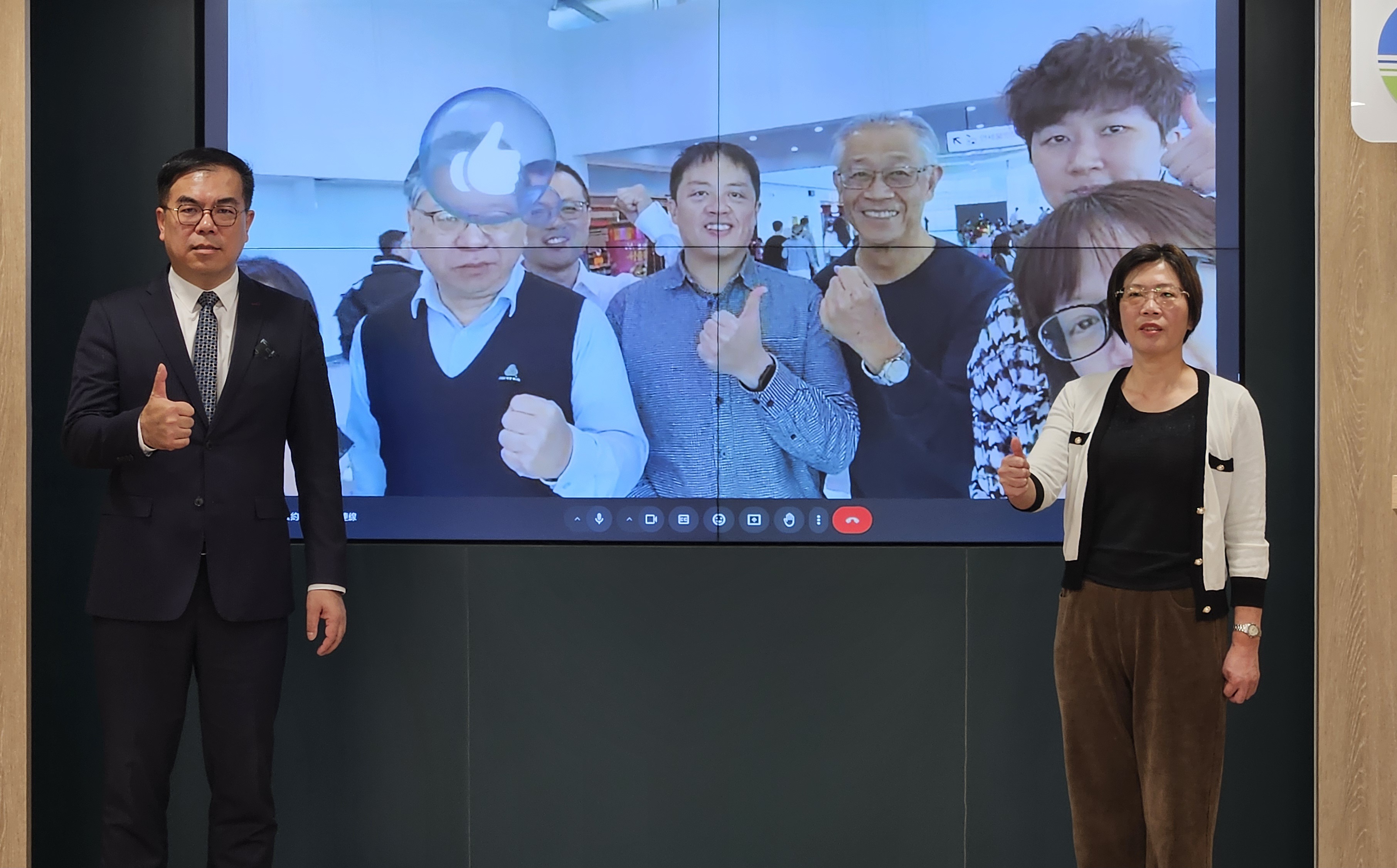 環境部長彭啓明(左)、循環署長賴瑩瑩(右)與前往韓國釜山的代表團視訊並合照。(劉品希 攝)