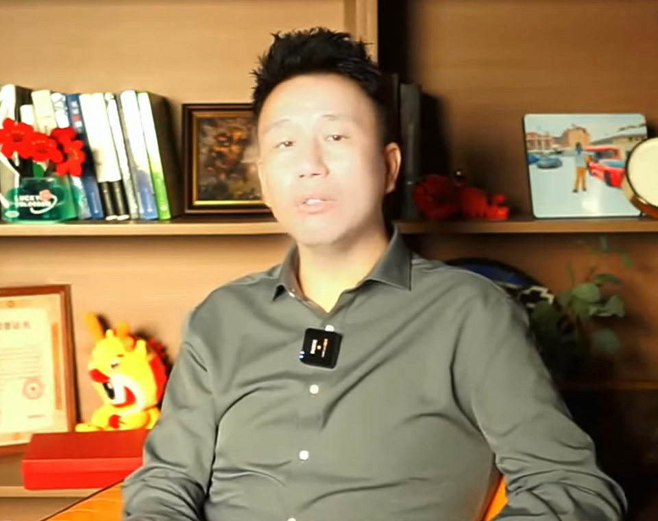 中國經濟學者付鵬認為，川普此舉是採購商對供應商的常見策略，若「掀桌子」不參與談判，形同放棄投標機會，將被排除在供應鏈之外。(圖擷自YouTube)