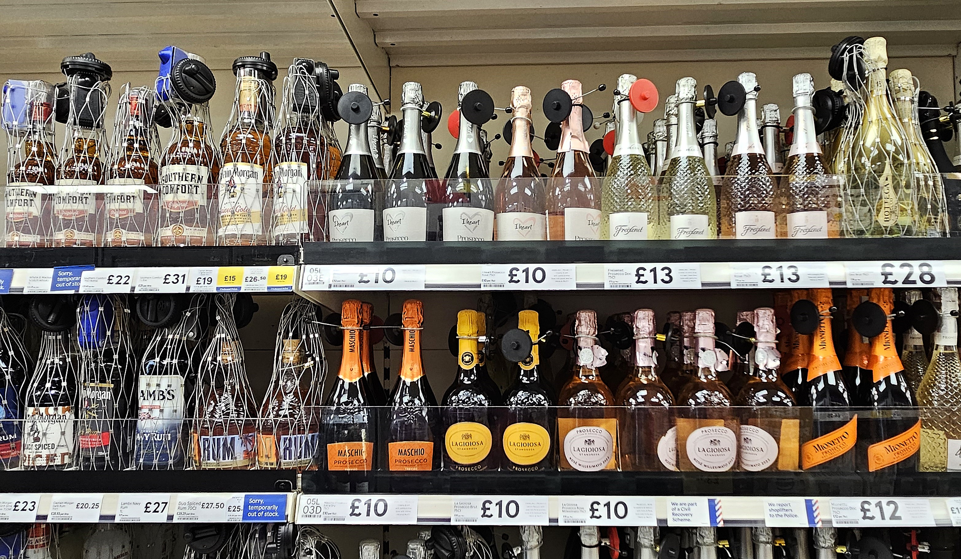 為防止竊賊偷竊，英國超市業者在價格較高的酒類商品上安裝防盜裝置，但仍無法百分之百杜絕失竊。(圖：黃貞貞 攝)