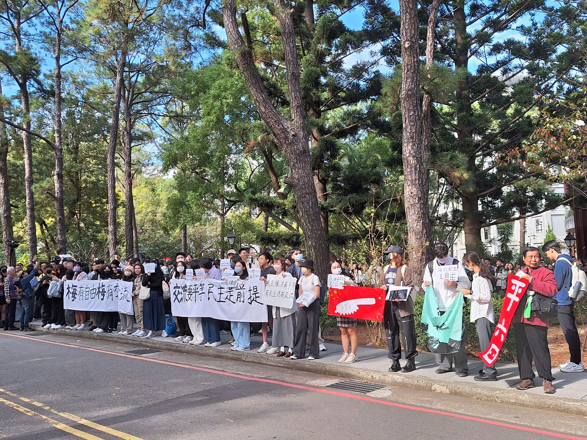 馬英九基金會邀請中國學生團來台灣交流，今天(4日)前往新竹清華大學參訪，但清大學生以人龍舉牌及手拿國旗表達抗議，清大日籍客座教授小笠原欣幸也直擊並拍下學生抗議行動。(小笠原欣幸臉書)