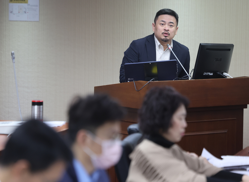 勞動部長洪申翰9日出席立法院衛環委員會報告與備詢。資料照。(圖：中央社)