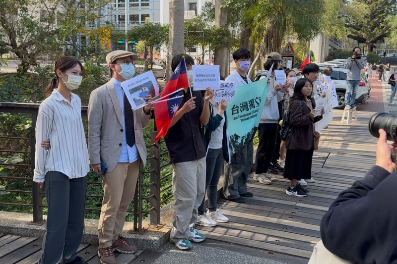 陸生團4日上午到新竹清華大學參訪，有民眾到場舉中華民國國旗、布條、標語，高喊「交流要平等、民主是前提」。 (圖：中央社)