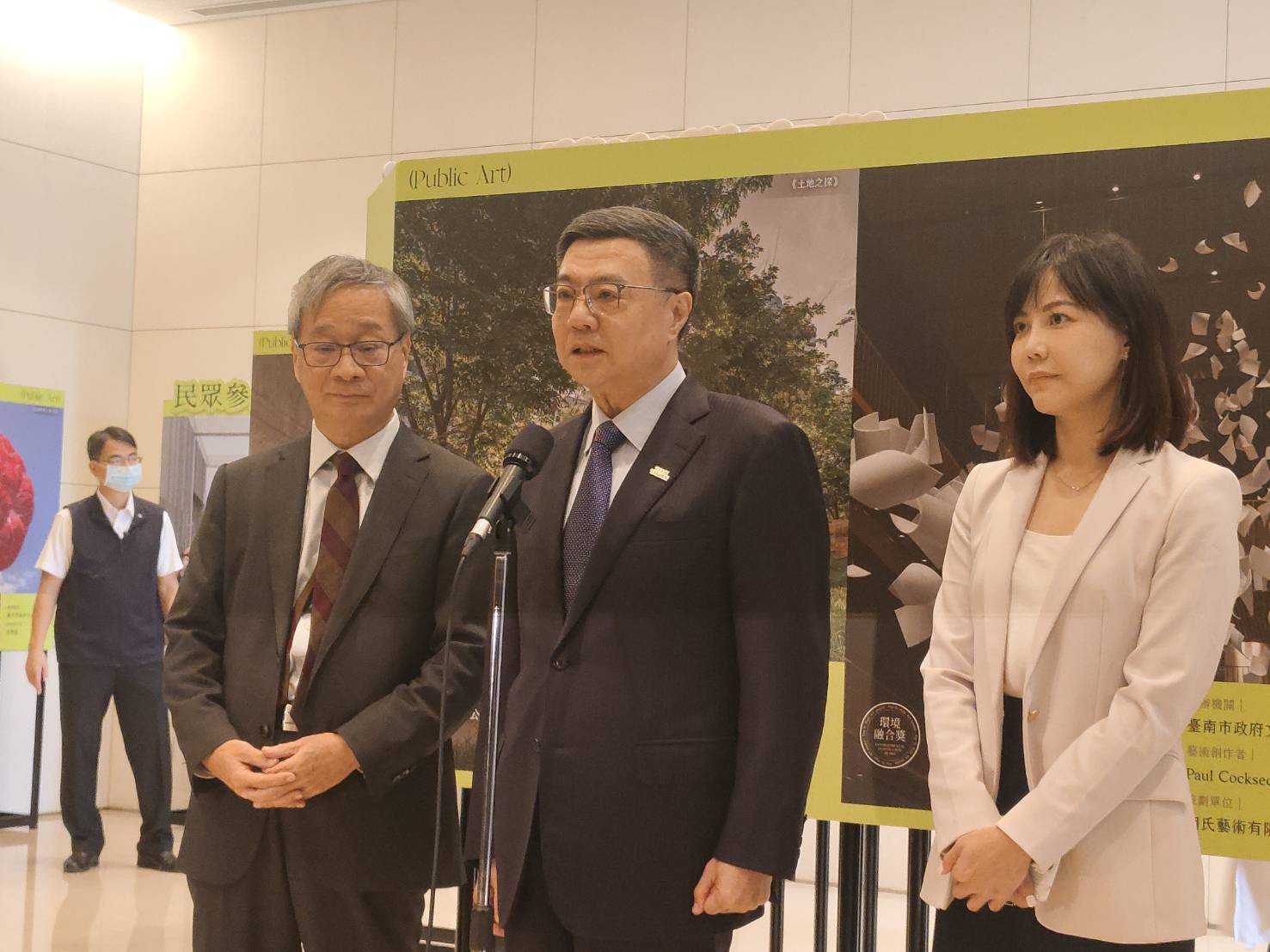 針對中生團言行惹議，行政院長卓榮泰4日下午表示，身為主人，歡迎客人來我們這裡走走看看，但是客人要尊重主人。(王韋婷 攝)