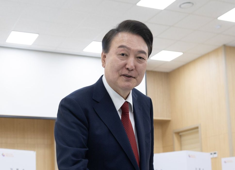 南韓總統尹錫悅(圖) 的短命戒嚴， 導致南韓陷入政治危機。(X平台)