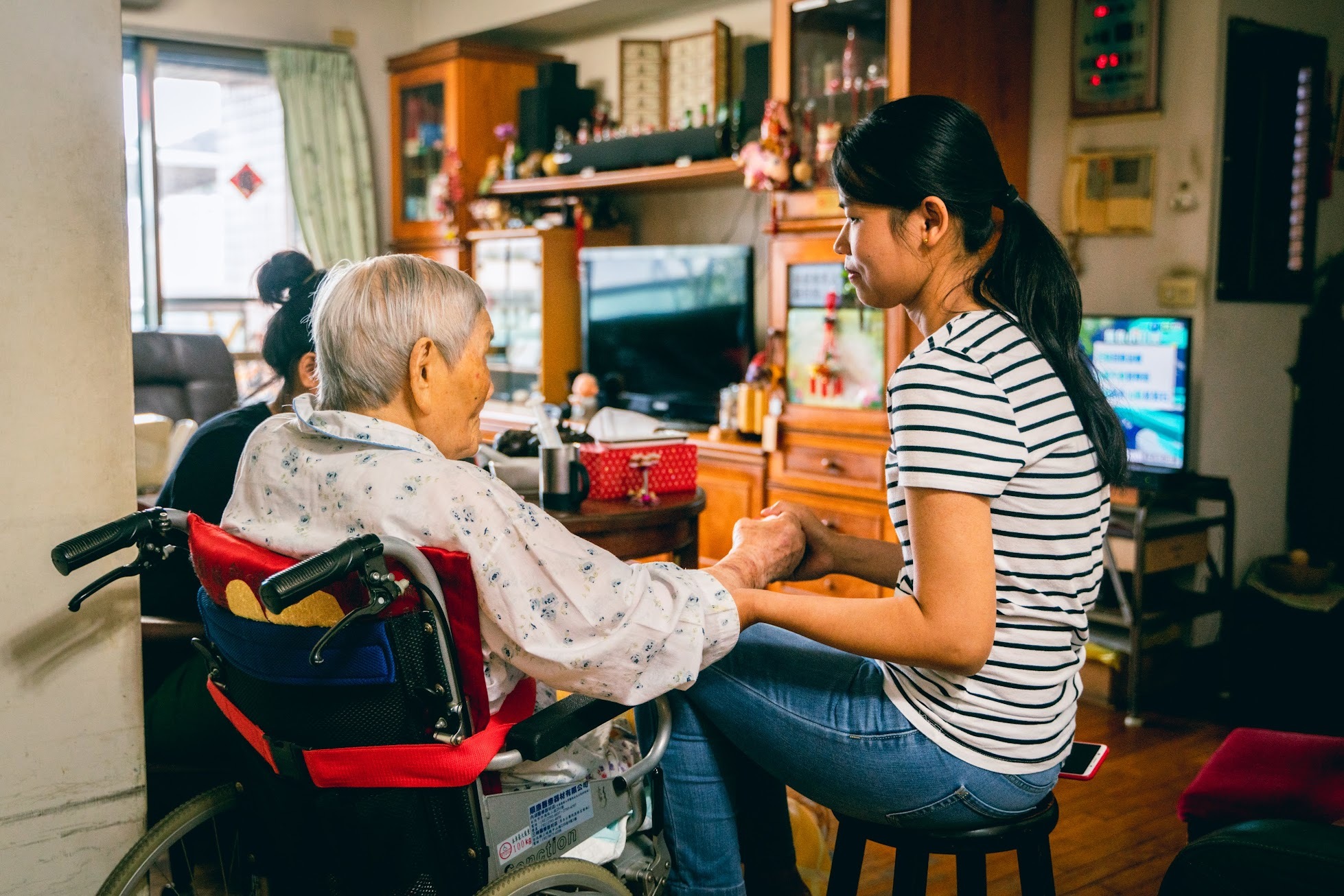 One-Forty表示，全台平均每5位失智長者就有1位由外籍看護照顧，為了讓移工能夠更好地理解並應對失智症長者的照護需求，特別推出「外籍看護失智照護與心理健康教材」，歡迎民眾免費下載使用。(圖：One-Forty)