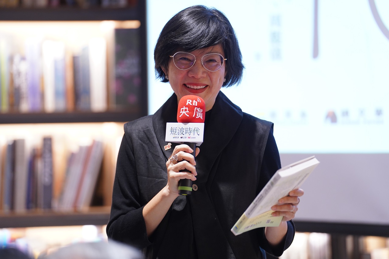 中央廣播電臺與鏡文學合作出版《短波時代》，新書發表會5日正式登場，央廣董事長賴秀如(圖)致詞時指出，央廣是一個小小聯合國，故事自然多不勝數。(鏡文學提供)