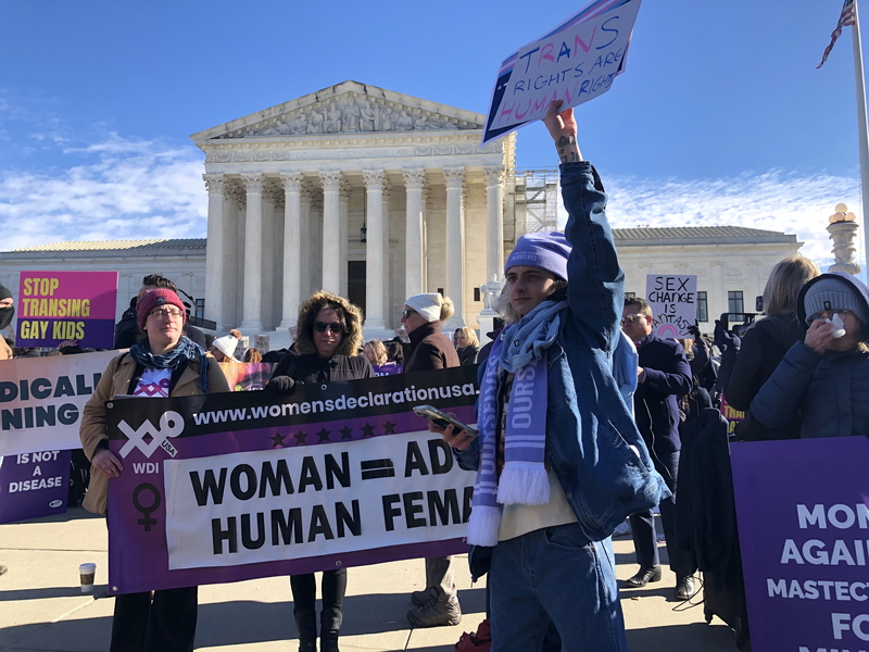 美國最高法院4日審理田納西州禁止未成年接受跨性別醫療法，民眾意見兩極，有人持標語指「跨性別者的權益是人權」，有人呼籲「停止讓同志轉換性別」。 (圖：中央社)