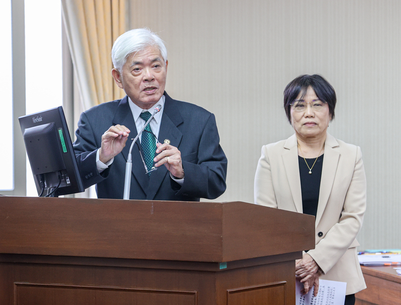 立法院內政委員會5日審查114年度中央政府總預算案關於中央選舉委員會及所屬單位預算，及審查「公職人員選舉罷免法」修正草案等案，圖為內政部長劉世芳（右）與中選會主委李進勇（左）列席備詢。 (圖：中央社)