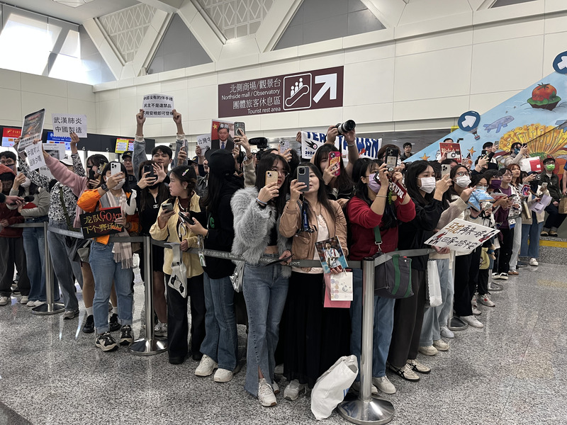 馬英九基金會邀請來自中國大陸7所大學共40名師生組團訪台，陸生團5日上午搭機離台，結束此次參訪行程，桃園國際機場有奧運桌球金牌選手馬龍的粉絲與陸生團支持者到場，也有民眾舉看板表達抗議。(圖：中央社)