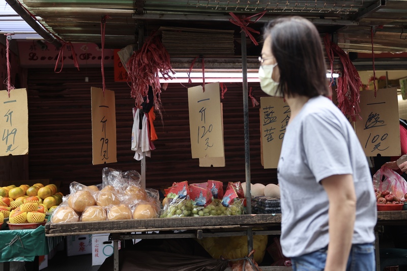 行政院主計總處7日公布2024年12月消費者物價指數年增2.1%，是4個月來最高。圖為民眾前往傳統市場採買。(圖：中央社)