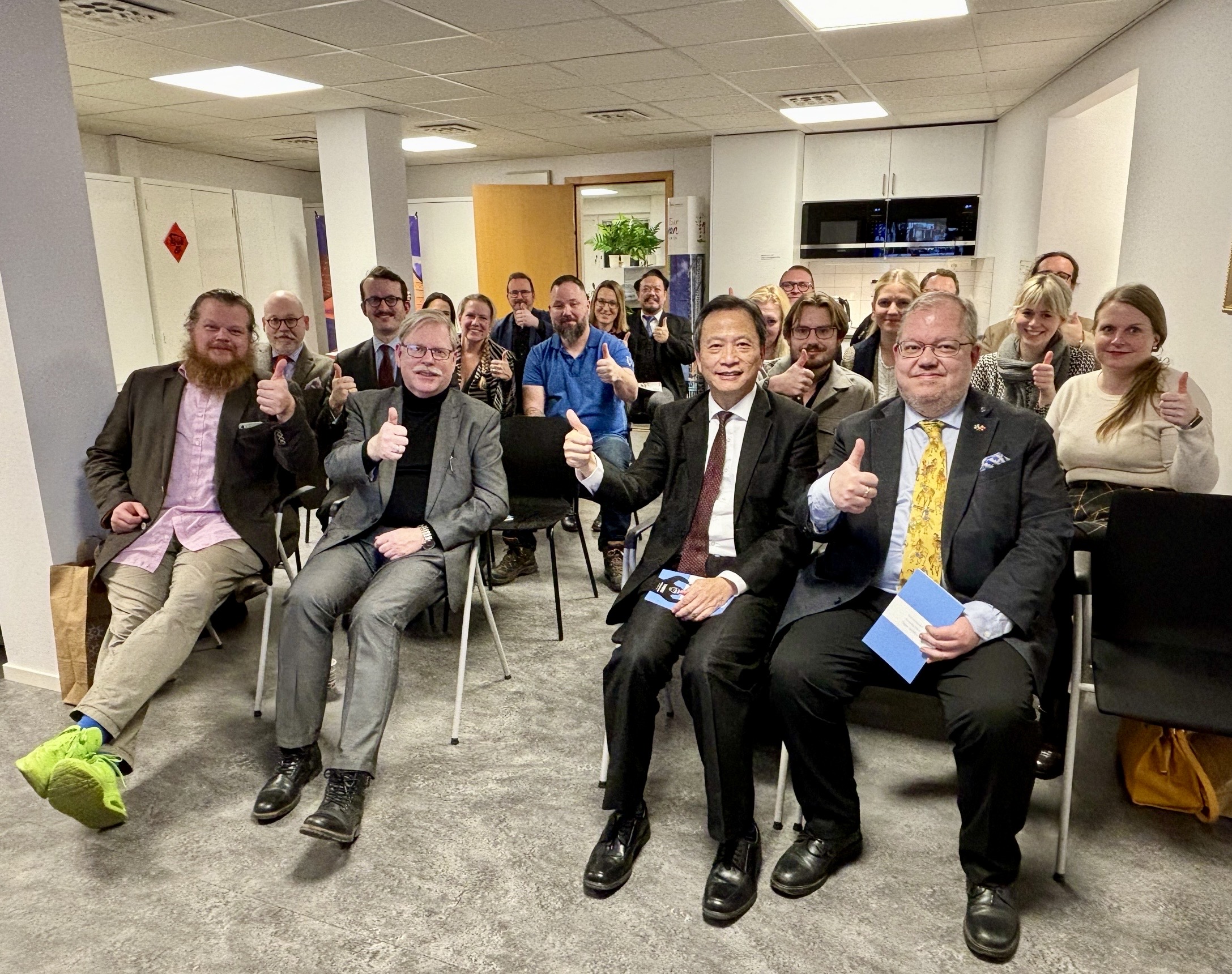 駐瑞典代表谷瑞生(右二)4日主持與「瑞典右翼新聞協會」(Svenska Högerpressens förening)成員座談會，並表達台海和平的重要性。(駐瑞典代表處提供)