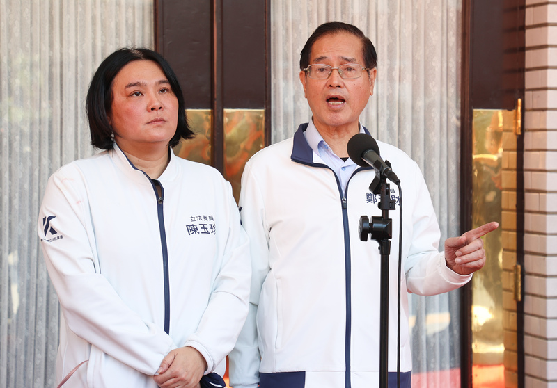 立法院會6日爆發朝野衝突，國民黨立委鄭天財（右）喊出「戒嚴是為了保護台灣」，引發民進黨團嚴正抗議。(圖：中央社)