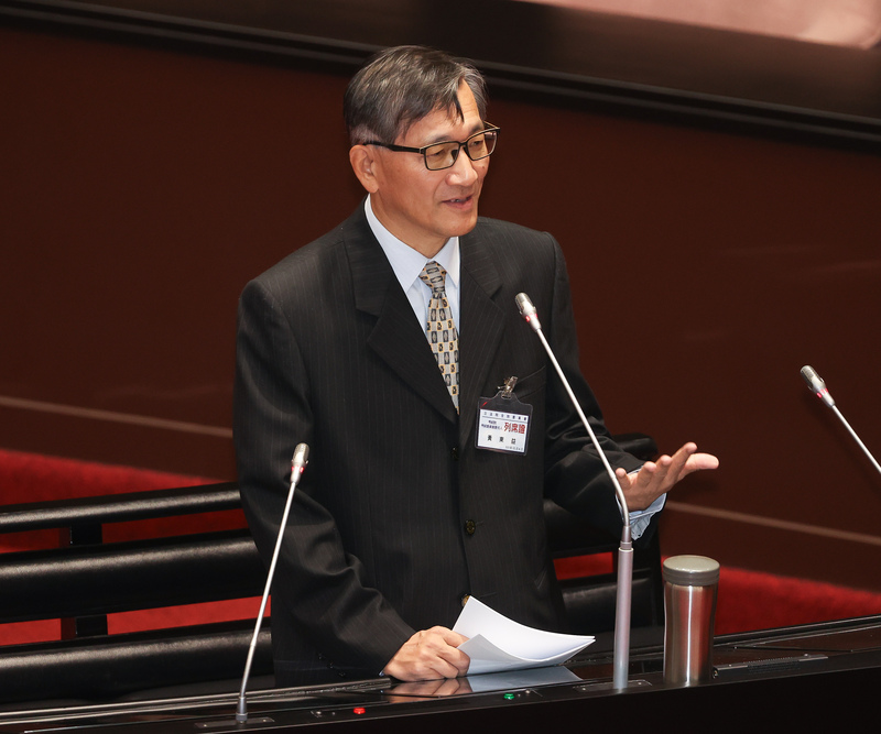 立法院全院委員會6日下午繼續審查第14屆考試委員被提名人黃東益（圖）等人，黃東益列席回應立委詢問。(圖：中央社)