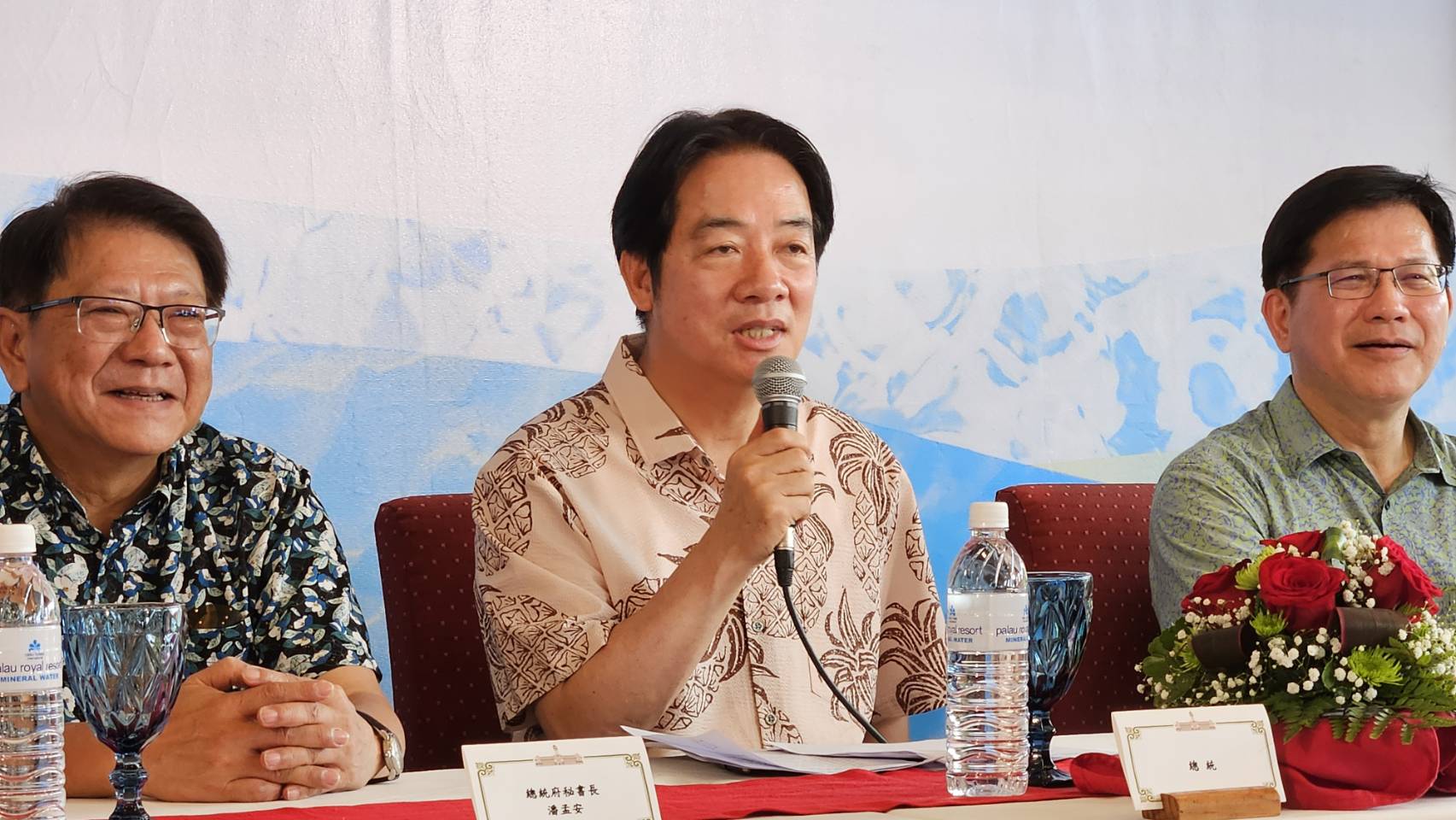 對於中國可能發動軍演，賴清德總統(中)呼籲中國「舉起拳頭不如張開雙手」，盼停止引發不安的單邊行為。(歐陽夢萍 攝)