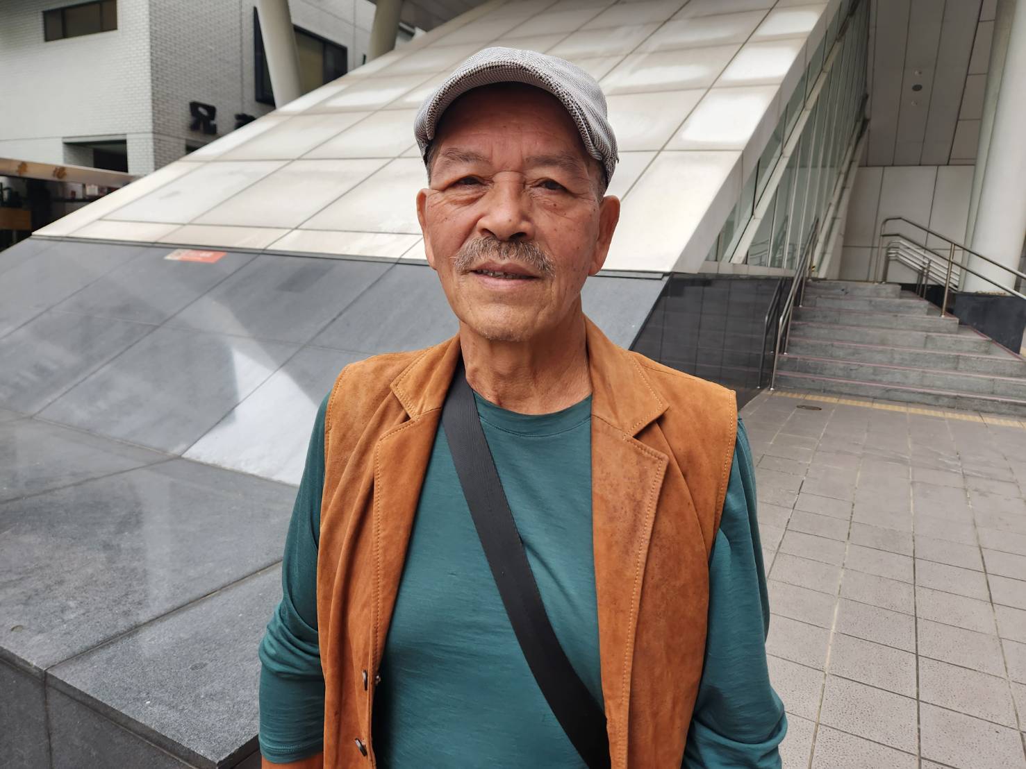 國家文藝獎得主、原住民作家夏曼・藍波安最近發表文學新作品《黑潮親子舟》，由他與兒子和兩個女兒共同合力打造。(江昭倫 攝)