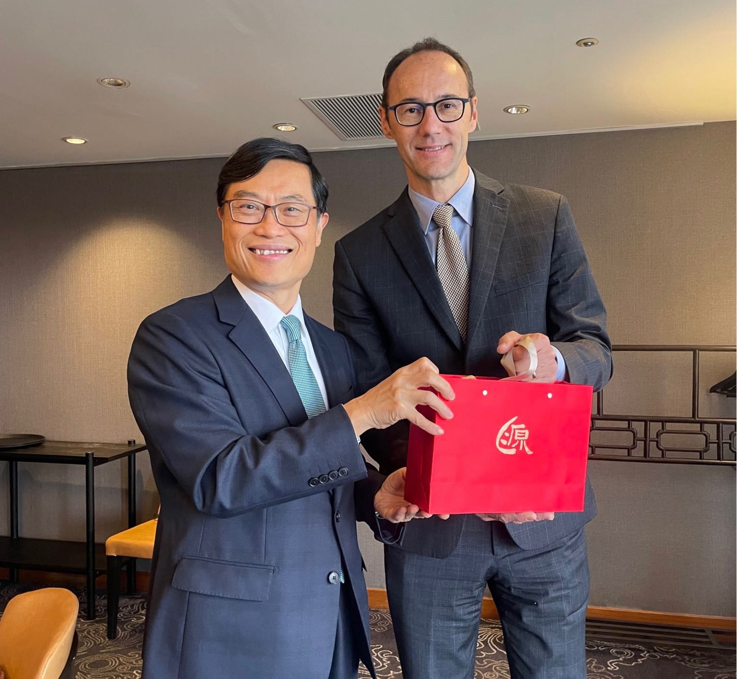 經濟部政務次長陳正祺(左)與加拿大全球事務部助理副部長艾偉敦Weldon Epp(右)共同主持第20屆臺加經貿對話會議（CTEC）。(圖 : 經濟部)