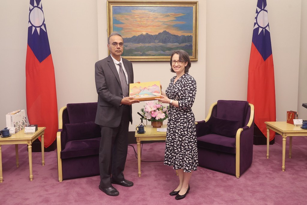 副總統6日接見世界醫師會菲利普會長等領袖訪台團，指出台灣致力於為國內外公共衛生做出貢獻，期盼世界醫師會持續理解並支持台灣參與國際事務。(總統府提供)